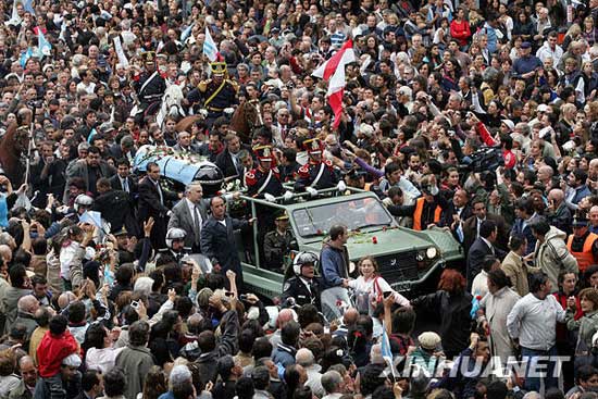 4月2日，成千上万的阿根廷民众在首都布宜诺斯艾利斯街头送别前总统劳尔·里卡多·阿方辛的灵柩