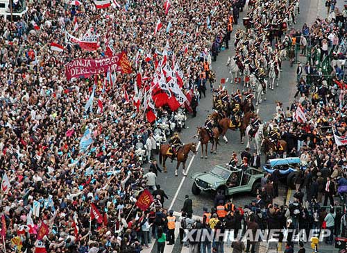 4月2日，成千上万的阿根廷民众在首都布宜诺斯艾利斯街头送别前总统劳尔·里卡多·阿方辛的灵柩