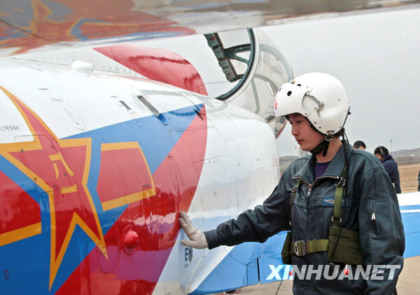 3月29日，接受飞行技术首考的女飞行学员陶佳莉在检查飞机状况。