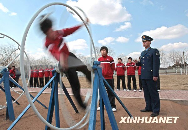 3月30日，女飞行学员在进行滚轮考试。每名女飞行学员都要用70秒钟时间完成左右各旋转20圈才能通过滚轮考试。