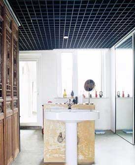 1.融合的最高境界

一边是现代的洗浴空间，一边是中式壁柜，精美的雕花木门与对面的镜子推拉门形成鲜明对比。正如那些历史久远的老房子，在经过了必要的现代装修之后，新与旧，现代与古典相交融，产生复杂而低调的美感。做这种跨度的搭配，要注重家居物品的收藏与积累，摆放时则要注意统一与删减。
