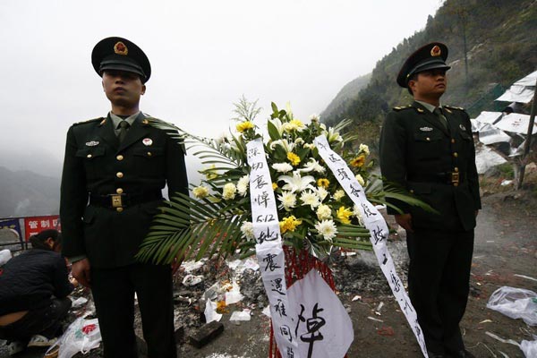 成都軍區(qū)某部官兵祭奠“5.12”遇難者