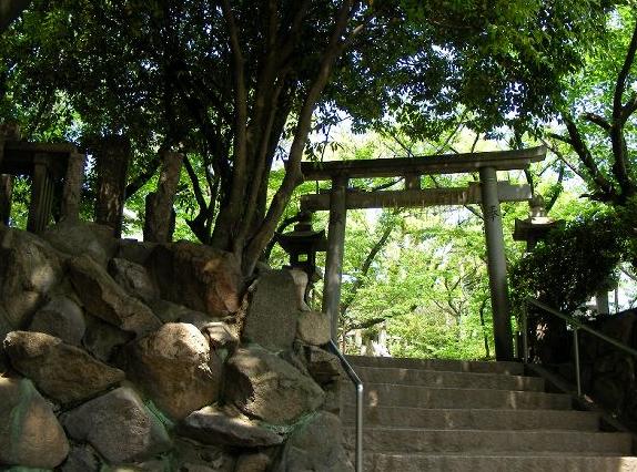 依照店主的指点，走不多远，一座小山上面，就是他所说的那座神社，供奉的是日本战国时期的将军真田幸村 