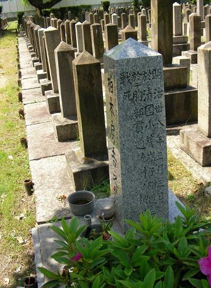 从介绍上看，我进入的这部分墓区，恰好是日军大阪第四师团在甲午战争中“战病死”官兵的葬身之地。从历史记载来看，没有提到第四师团投入大陆的战场，但一些墓碑上的记载，显然说明他们是参战过的。