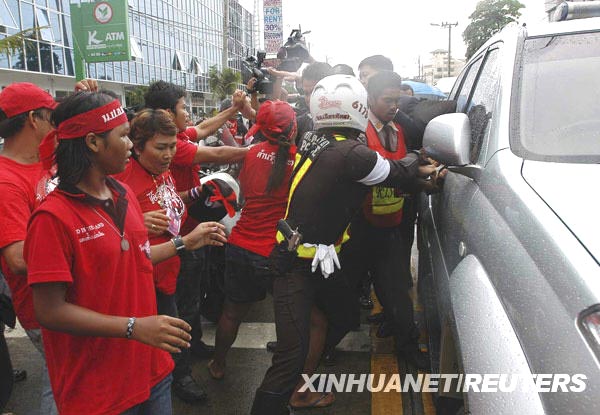 4月7日，在泰国海滨旅游城市帕塔亚，反独裁民主联盟（反独联）的支持者试图靠近总理阿披实乘坐的汽车。新华社/路透
