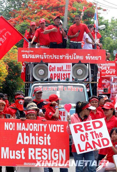 4月7日，在泰国海滨旅游城市帕塔亚，反独裁民主联盟（反独联）的支持者高举标语牌参加集会。新华社/法新