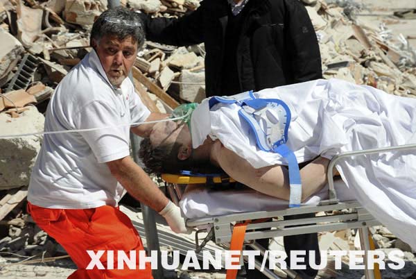 4月6日，在意大利中部地区拉奎拉，救援人员运送一名受伤男子。