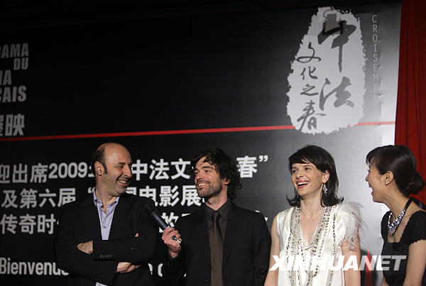 4月9日，法国著名影星朱丽叶·比诺什（右二）等在接受记者采访。新华社记者 邢广利 摄