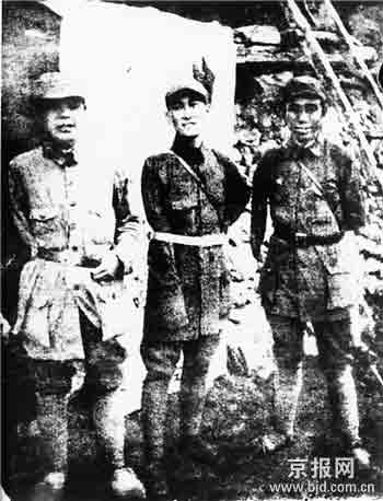 1939年秋，同样失去右臂的晏福生、左齐、彭清云(从左到右)在一起。