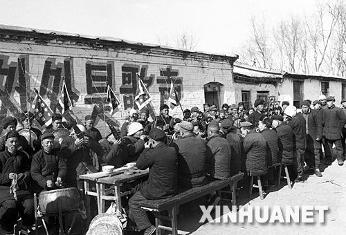 1959年，河北省徐水县商庄人民公社社员用笙、笛等民间传统乐器吹奏乐曲

