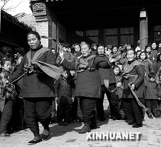 1959年，北京南苑人民公社的老太太们跳起了秧歌舞