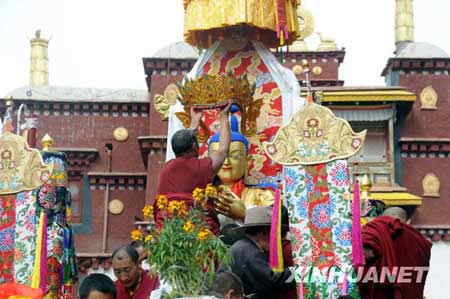 西藏强巴林寺迎请强巴佛 祈求国泰民安