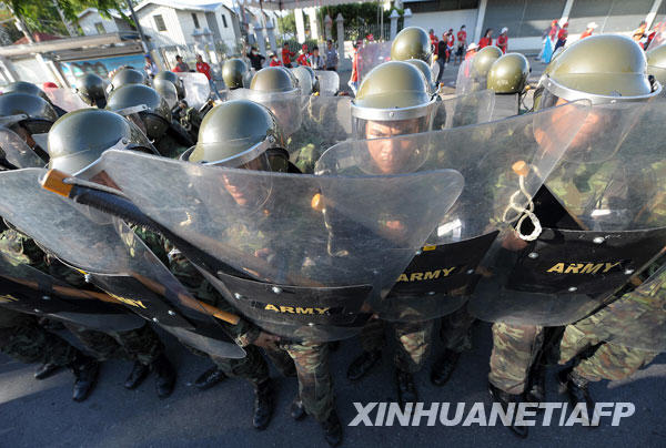 据泰国媒体报道，泰军方12日下午开始在位于首都曼谷的集拉达王宫、国会、外交部等地部署士兵，以确保这些场所安全。
