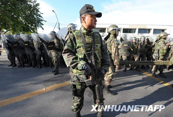 据泰国媒体报道，泰军方12日下午开始在位于首都曼谷的集拉达王宫、国会、外交部等地部署士兵，以确保这些场所安全。