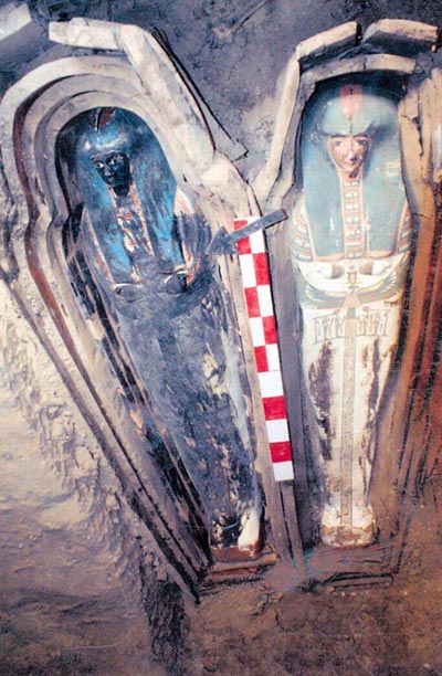 这张埃及最高文物委员会4月12日公布的照片显示的是，在开罗以南约90公里的法尤姆省一个墓地挖掘出的亚麻布包裹的木乃伊躺在一具木制棺材里。