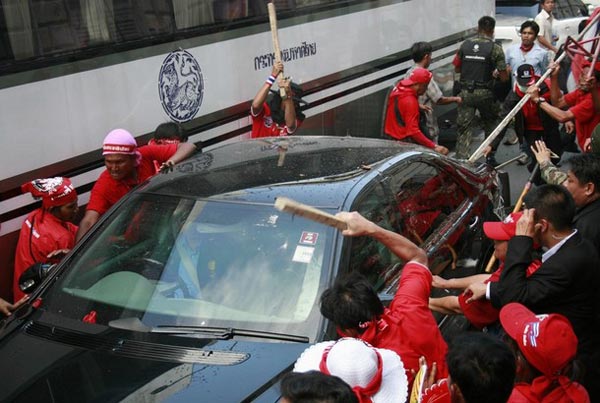 泰總理阿披實(shí)專車遭圍堵