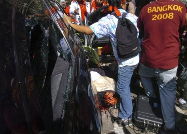 泰总理阿披实专车遭围堵