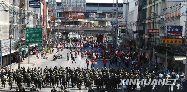 泰国总理阿披实12日宣布在曼谷等地实施紧急状态法后，大批士兵乘坐军车和坦克进入曼谷，把守50多处交通要点。但“红衫军”成员随后夺取了一些重要据点...