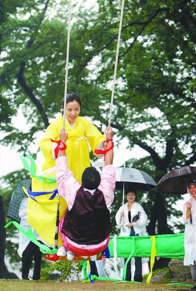 韩国端午节，女子多爱荡秋千