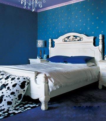 蓝色的壁纸，欧式白色床具，让你在炎热的季节拥有一个好的睡眠.
