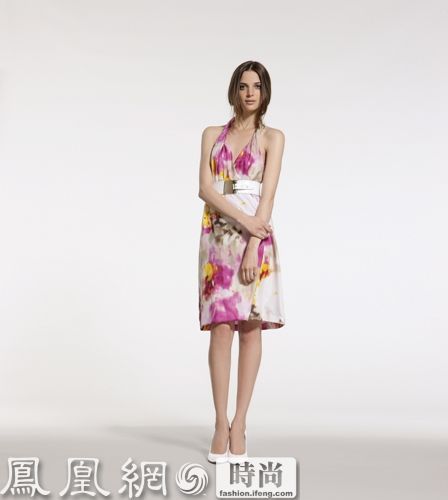 TRU TRUSSARDI 2009春夏女装系列

09春夏，TRU TRUSSARDI女装系列分别以美国的三座城市纽约、波斯顿和迈阿密来命名三大主题。

在纽约主题中，艺术感的印花灵感来自于抽象画作，超大的廓形令人联想起90年代，加上精细的蕾丝和刺绣的使用创造出优雅又易于穿着的时装。面料的使用也相当丰富，从高品质的棉到卢勒克斯织物和带有纹理表面的面料，为时装的多变性打下了坚实的基础。在追求现代风格的同时也保留了对精致细节和精准剪裁的不懈追求。颜色方面则是用点睛式的对比色来使深沉的基调色活泼起来。

外套具有强烈对比和极简剪裁，尖锐和几何型通过棉、麻、nappa和小山羊皮来诠释。该主题的特色之一就是选用了卢勒克斯面料的针织衫，与宽松信封型的薄纱外套搭配出时髦效果。自然面料的使用定义了该主题的都市感。高科技面料的收腰夹克和超大的风衣搭配带有弹性面料的裤装和裙装。带有logo的针织衫使用了冰灰色和冷铜色的粗织线条，呈现出休闲易于穿着的感觉。而在需要穿着较为高调的场合，则可以选择使用冰丝和纤维胶面料制成的具有女性化气质的连衣裙，既能显出迷人线条又能在炎热的季节带来一丝清爽，搭配带