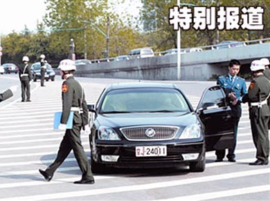 武汉警备司令部联合整治军车运行秩序(组图)