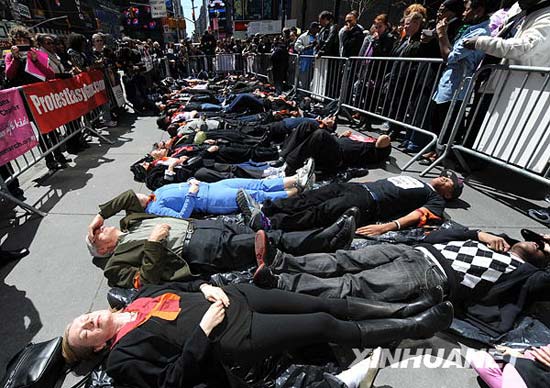4月16日，在美国纽约时报广场，参与集会的市民躺在地上静默3分钟，悼念美国历年枪击案中的受害者。当日是2007年弗吉尼亚理工大学枪击案两周年纪念日，一些民众来到时报广场集会，悼念美国历年枪击案中的受害者、抗议枪支暴力事件、呼吁政府加强枪支管理。