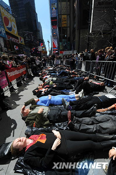 4月16日，在美国纽约时报广场，参与集会的市民躺在地上静默3分钟，悼念美国历年枪击案中的受害者。当日是2007年弗吉尼亚理工大学枪击案两周年纪念日，一些民众来到时报广场集会，悼念美国历年枪击案中的受害者、抗议枪支暴力事件、呼吁政府加强枪支管理。