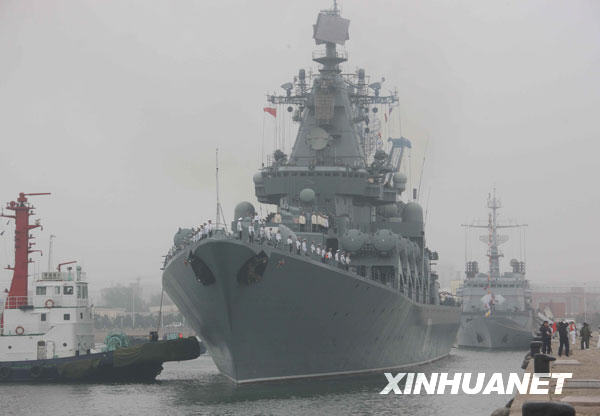 4月19日，参加纪念中国人民解放军海军成立60周年多国海军活动的俄罗斯海军“瓦良格”号导弹巡洋舰、“MB-99综合辅助船”抵达青岛港。新华社记者 王建民摄