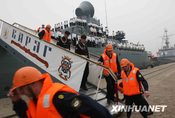 4月19日，参加纪念中国人民解放军海军成立60周年多国海军活动的俄罗斯海军“瓦良格”号导弹巡洋舰、“MB-99综合辅助船”抵达青岛港。新华社记者 王建民摄