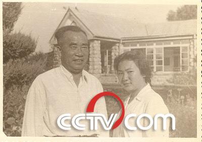 朱德和女儿朱敏1950年夏在北戴河

