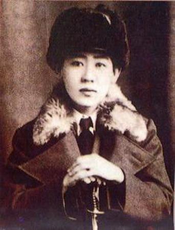 东方魔女——川岛芳子 （1906～1948），民国时期人物，本姓爱新觉罗，名显玗（玗是肃亲王自造的字，取“14”谐音），是清朝末年肃亲王的第14位女儿，字东珍，又名金诚三、金梦芝、金壁辉，日本名川岛芳子、川岛良子、川岛良辅。
