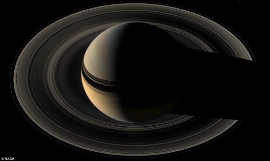 这幅照片显示了土星的自然色，是由“卡西尼”号在飞越土星光环不亮的一面时拍摄的。