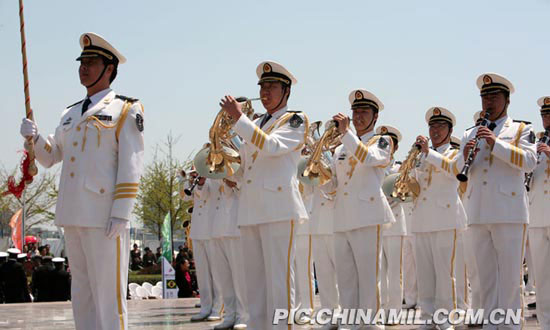 4月21日，参加多国海军活动的7个国家的8支海军军乐团以“欢乐海洋”为主题在这里举行联合演出。