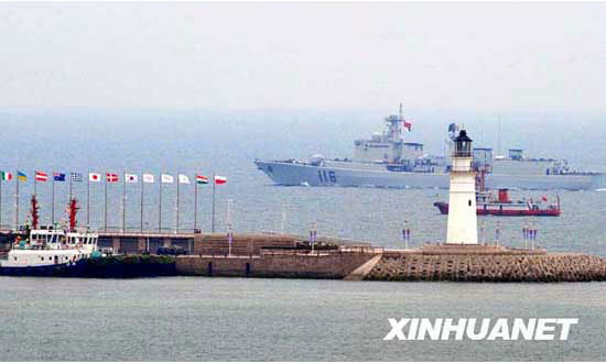 4月23日12时30分，“石家庄”号导弹驱逐舰正缓缓驶出奥帆中心开赴阅兵海域。