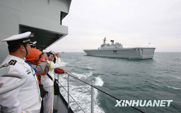 韩国海军“独岛”号两栖攻击舰接受检阅 