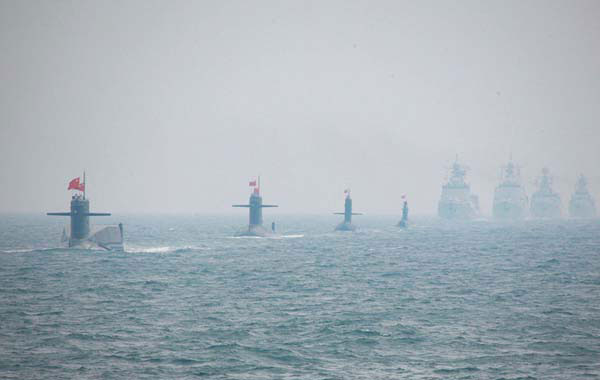 中国海军长征6号、长征3号核动力潜艇和长城218号、长城177号常规动力潜艇依次接受检阅。