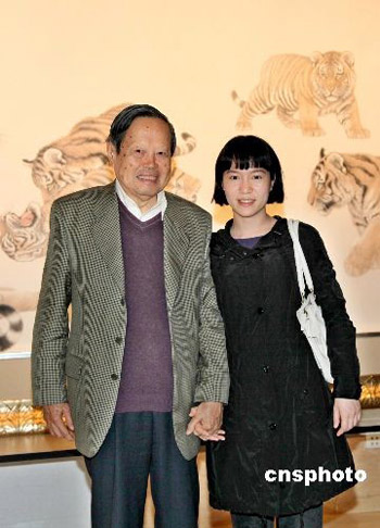 4月23日，杨振宁、翁帆夫妇二人冒雨来到北京中国美术馆光观看在这里举行的“高山景行——冯大中艺术展”。
