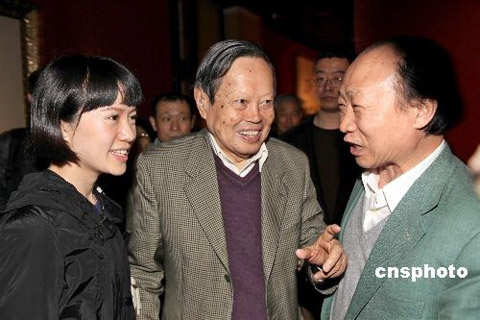 4月23日，杨振宁、翁帆夫妇二人冒雨来到北京中国美术馆光观看在这里举行的“高山景行——冯大中艺术展”。