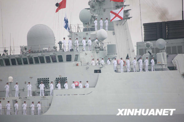 中国海军官兵接受检阅