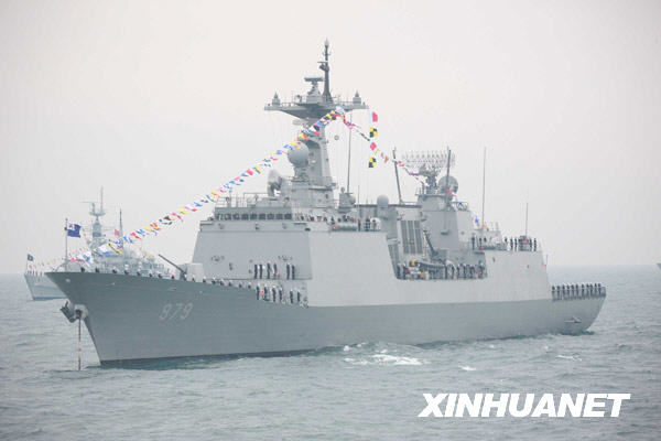 韩国海军“姜邯赞”号导弹驱逐舰接受检阅