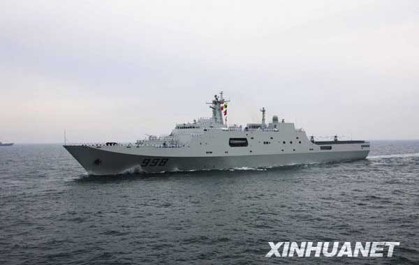 4月23日，中国海军“昆仑山”号登陆舰接受检阅 新华社记者查春明 摄