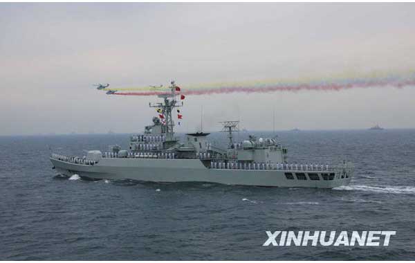 4月23日，中国海军“洛阳”号导弹护卫舰接受检阅。新华社记者王建民 摄