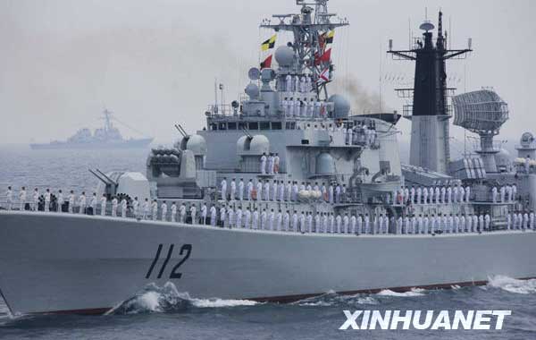 4月23日，中国海军“哈尔滨”号导弹驱逐舰接受检阅。新华社记者王建民 摄
