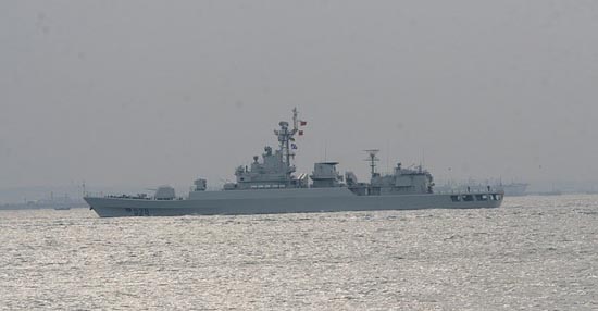 中国海军528号导弹护卫舰驶出青岛港