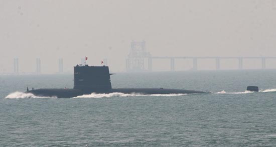 中国海军新型常规潜艇驶出青岛港