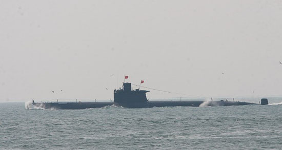 中国海军新型常规潜艇驶出青岛港