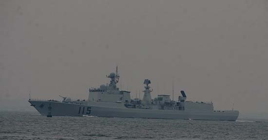中国海军115号导弹驱逐舰驶出青岛港