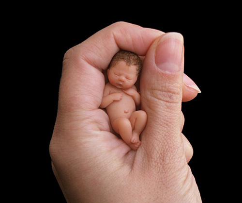 据英国媒体22日报道，加拿大艺术家卡米耶阿伦用粘土等材料制成了4个惟妙惟肖的粘土娃娃。它们中最大的只有4英寸，最小的只有1.75英寸(约成人拇指长度)，售价每个3000英镑。