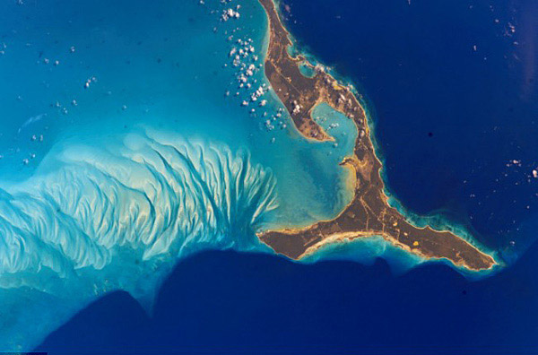 2002年，从太空拍摄美丽的巴哈马群岛
